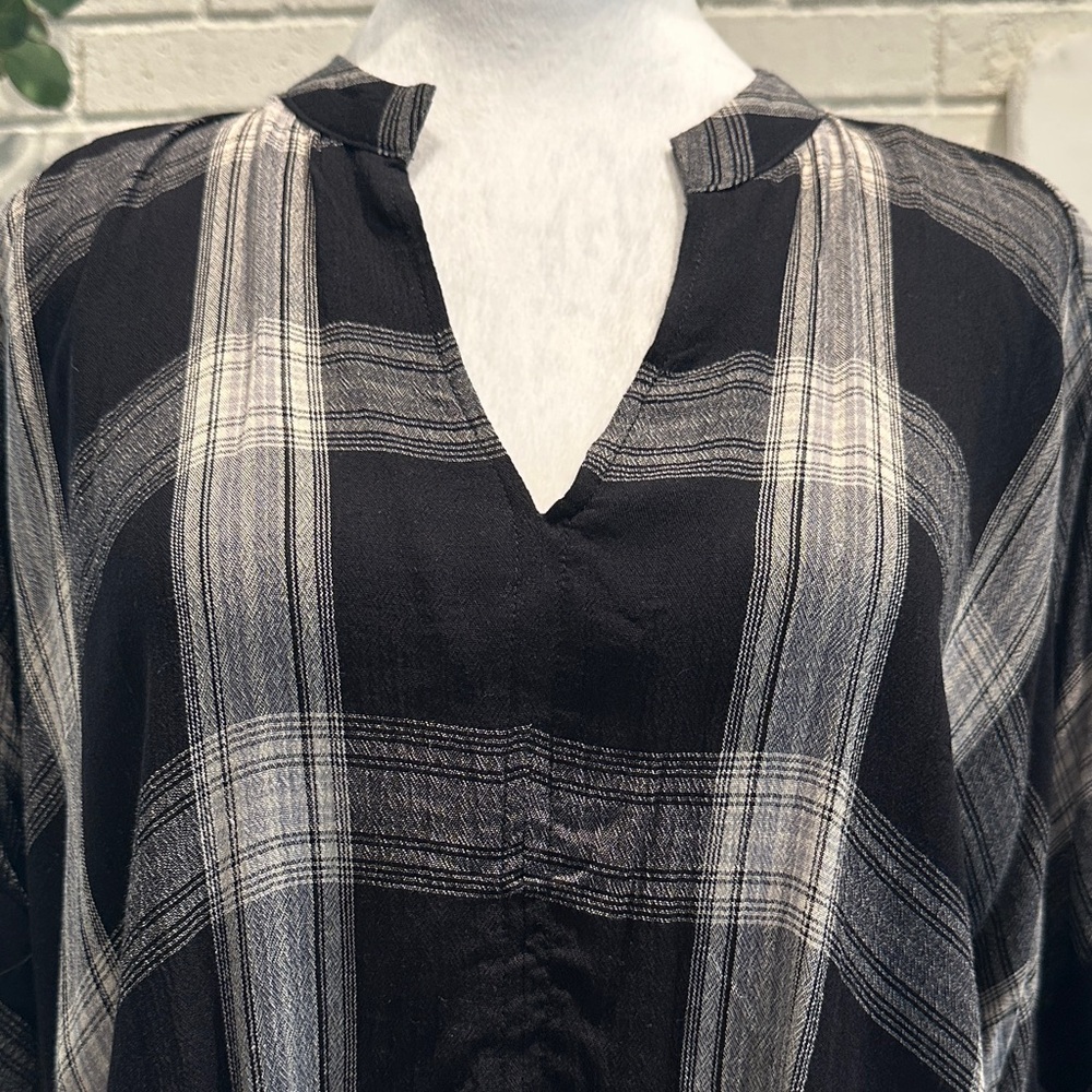 Universal Thread Black & White Plaid V-Neck Dolman Top - Picture 2 of 13